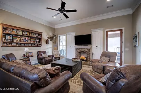 Living - 168 Belle Oak Dr, Brandon, MS 39042 photo 2 of 4