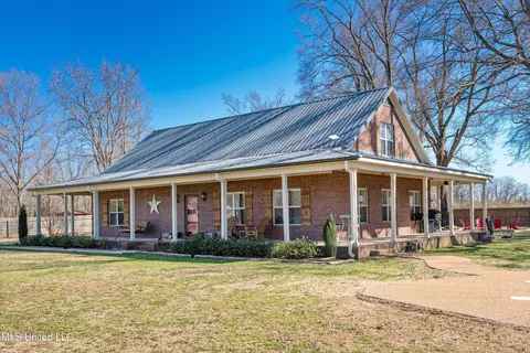 1075 Stage Rd, Senatobia, MS 38668