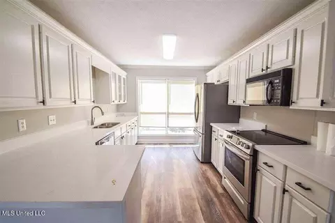 Kitchen - 1015 Cobblestone Pl, Brandon, MS 39042 photo 1 of 3