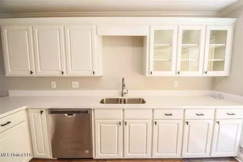 Kitchen - 1015 Cobblestone Pl, Brandon, MS 39042 photo 3 of 3