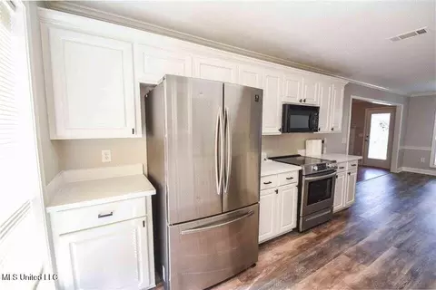 Kitchen - 1015 Cobblestone Pl, Brandon, MS 39042 photo 2 of 3
