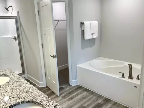 Bath - 13917 Ruby Ln, Biloxi, MS 39532 photo 7 of 11