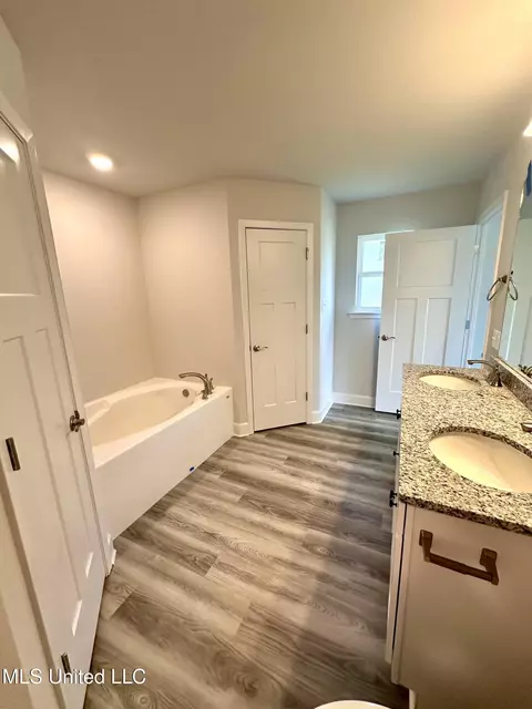 Bath - 13917 Ruby Ln, Biloxi, MS 39532 photo 3 of 11