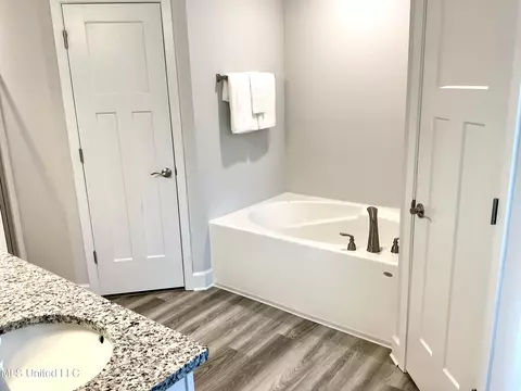 Bath - 13917 Ruby Ln, Biloxi, MS 39532 photo 9 of 11