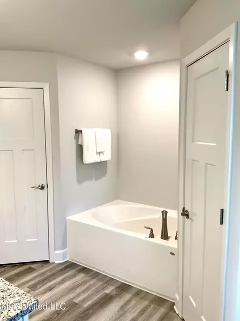 Bath - 13917 Ruby Ln, Biloxi, MS 39532 photo 8 of 11