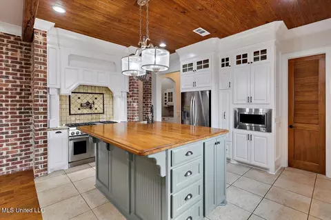 Kitchen - 100 Indian Creek Blvd, Flowood, MS 39232 photo 2 of 7