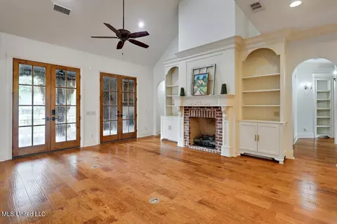 Living - 100 Indian Creek Blvd, Flowood, MS 39232 photo 6 of 9