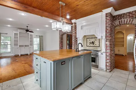 Kitchen - 100 Indian Creek Blvd, Flowood, MS 39232 photo 4 of 7