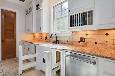 Kitchen - 100 Indian Creek Blvd, Flowood, MS 39232 photo 7 of 7