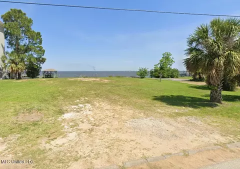 633 Sandy Hook Dr, Pass Christian, MS 39571
