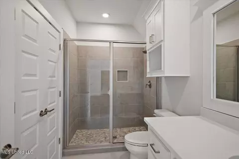 Bath - 136 Meadow Oaks Ln, Jackson, MS 39209 photo 7 of 8