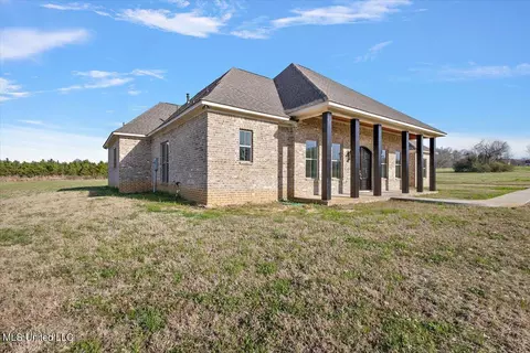 Exterior - 136 Meadow Oaks Ln, Jackson, MS 39209 photo 2 of 6