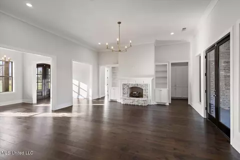 Living - 136 Meadow Oaks Ln, Jackson, MS 39209 photo 2 of 3