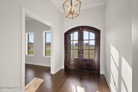Entry Way - 136 Meadow Oaks Ln, Jackson, MS 39209 photo 2 of 7