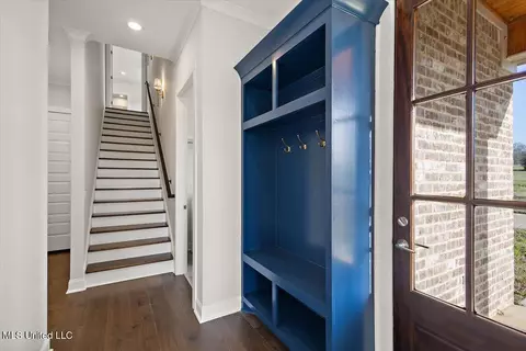 Entry Way - 136 Meadow Oaks Ln, Jackson, MS 39209 photo 6 of 7