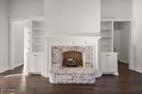 Living - 136 Meadow Oaks Ln, Jackson, MS 39209 photo 3 of 3