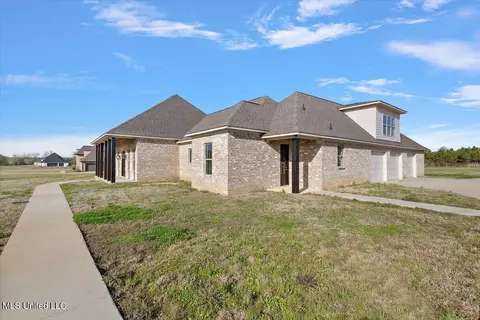 Exterior - 136 Meadow Oaks Ln, Jackson, MS 39209 photo 3 of 6