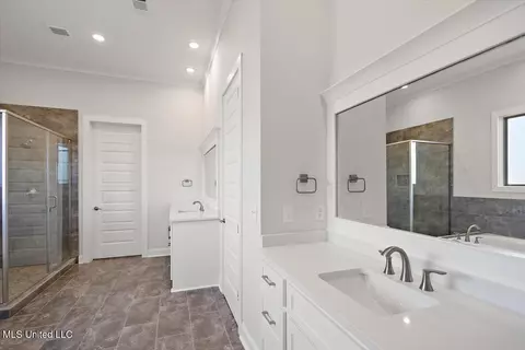 Bath - 136 Meadow Oaks Ln, Jackson, MS 39209 photo 2 of 8