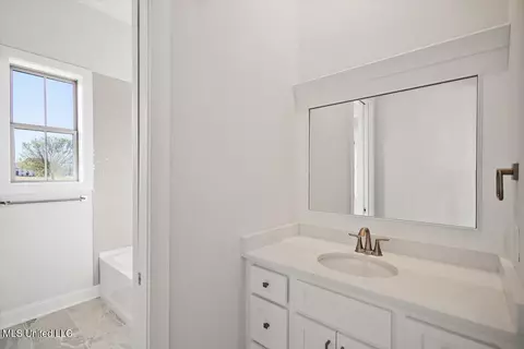 Bath - 136 Meadow Oaks Ln, Jackson, MS 39209 photo 4 of 8