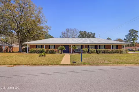 400 Woodland Park Dr, Biloxi, MS 39531