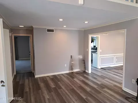 Living - 44 Park Crest Pl #44, Jackson, MS 39211 photo 2 of 2