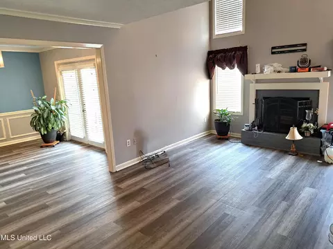 Living - 44 Park Crest Pl #44, Jackson, MS 39211 photo 1 of 2