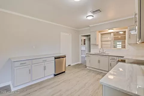 Kitchen - 753 E Simpson Highway 28, Magee, MS 39111 photo 2 of 4