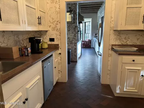 Kitchen - 705 Washington St, Natchez, MS 39120 photo 4 of 6