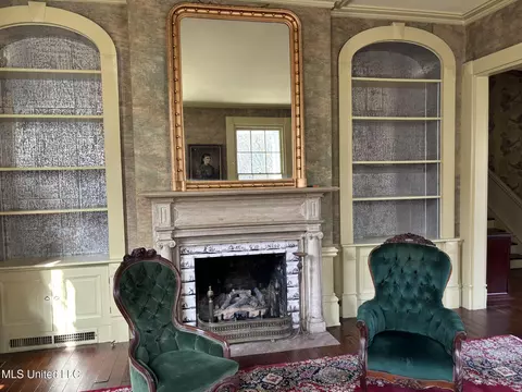 Living - 705 Washington St, Natchez, MS 39120 photo 2 of 3