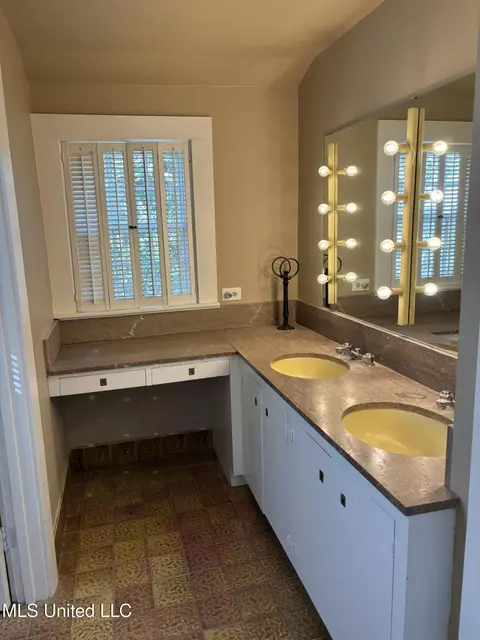 Bath - 705 Washington St, Natchez, MS 39120 photo 7 of 9
