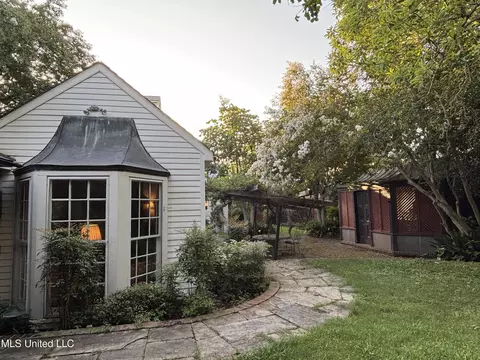 Exterior - 705 Washington St, Natchez, MS 39120 photo 3 of 15