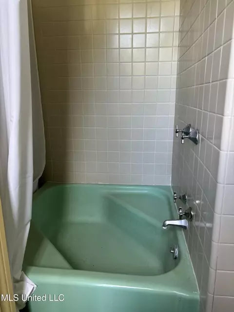 Bath - 705 Washington St, Natchez, MS 39120 photo 6 of 9