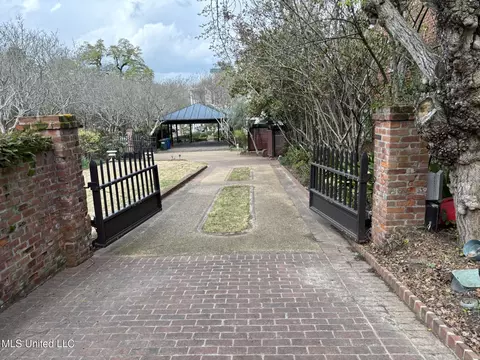 Exterior - 705 Washington St, Natchez, MS 39120 photo 13 of 15