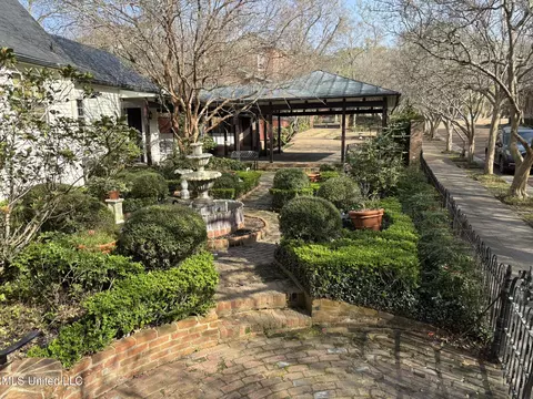 Exterior - 705 Washington St, Natchez, MS 39120 photo 12 of 15