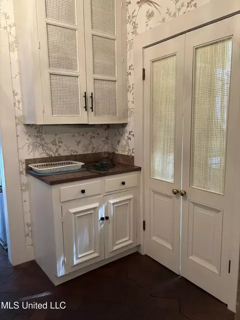 Kitchen - 705 Washington St, Natchez, MS 39120 photo 3 of 6