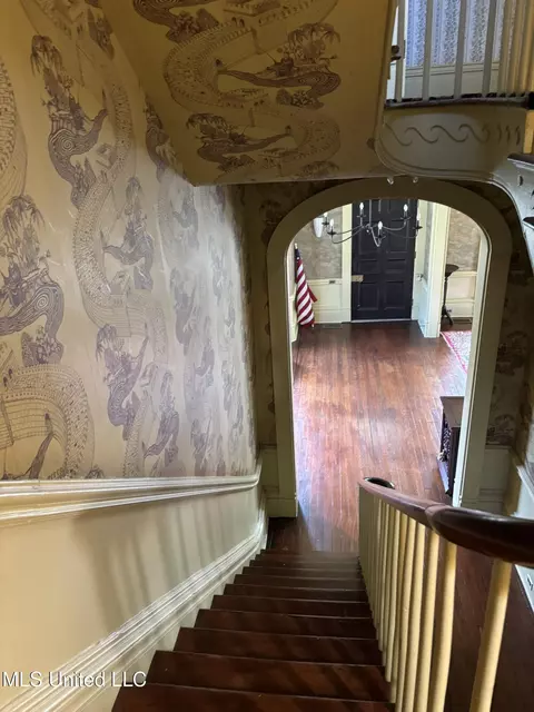 Entry Way - 705 Washington St, Natchez, MS 39120 photo 2 of 2