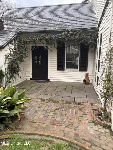 Exterior - 705 Washington St, Natchez, MS 39120 photo 4 of 15