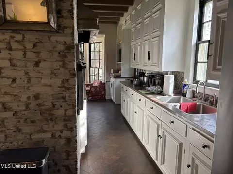 Kitchen - 705 Washington St, Natchez, MS 39120 photo 5 of 6