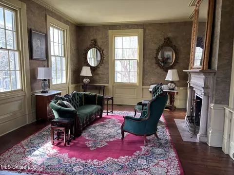 Living - 705 Washington St, Natchez, MS 39120 photo 1 of 3