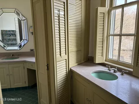 Bath - 705 Washington St, Natchez, MS 39120 photo 2 of 9