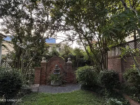 Exterior - 705 Washington St, Natchez, MS 39120 photo 6 of 15