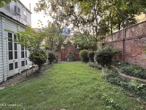 Exterior - 705 Washington St, Natchez, MS 39120 photo 5 of 15