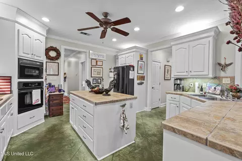 Kitchen - 144 Northshore Way, Madison, MS 39110 photo 2 of 2
