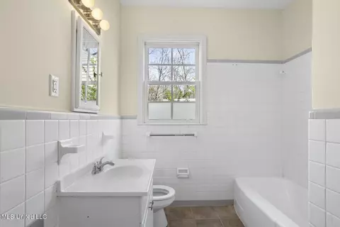Bath - 736 Eagle Ave, Jackson, MS 39206 photo 1 of 2