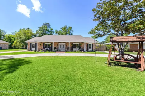 612 Highland Dr, Bay Saint Louis, MS 39520