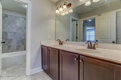 Bath - 4151 Bakersfield Dr, Nesbit, MS 38651 photo 5 of 5