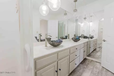 Bath - 124 Richmond Dr, Brandon, MS 39042 photo 2 of 3