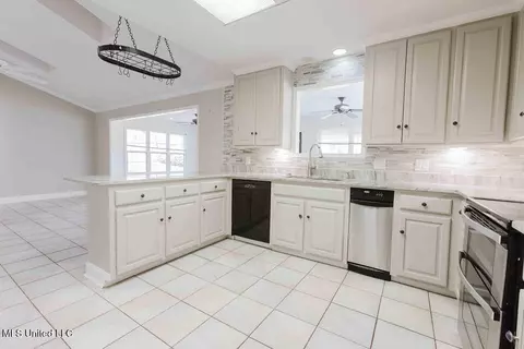 Kitchen - 124 Richmond Dr, Brandon, MS 39042 photo 3 of 3