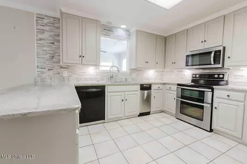 Kitchen - 124 Richmond Dr, Brandon, MS 39042 photo 2 of 3