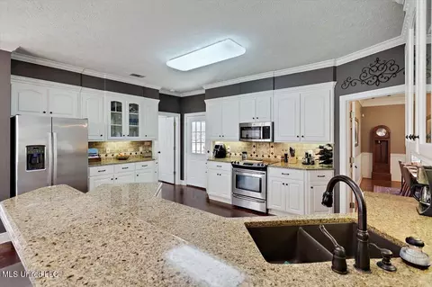 Kitchen - 1120 Pointe Cv, Brandon, MS 39042 photo 1 of 5